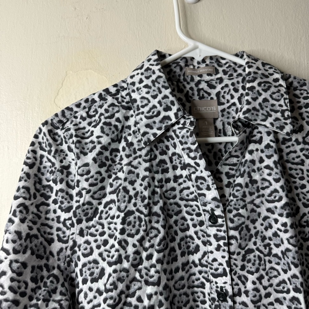Chicos Wrinkle Resistant Gray Leopard Button Fron… - image 2
